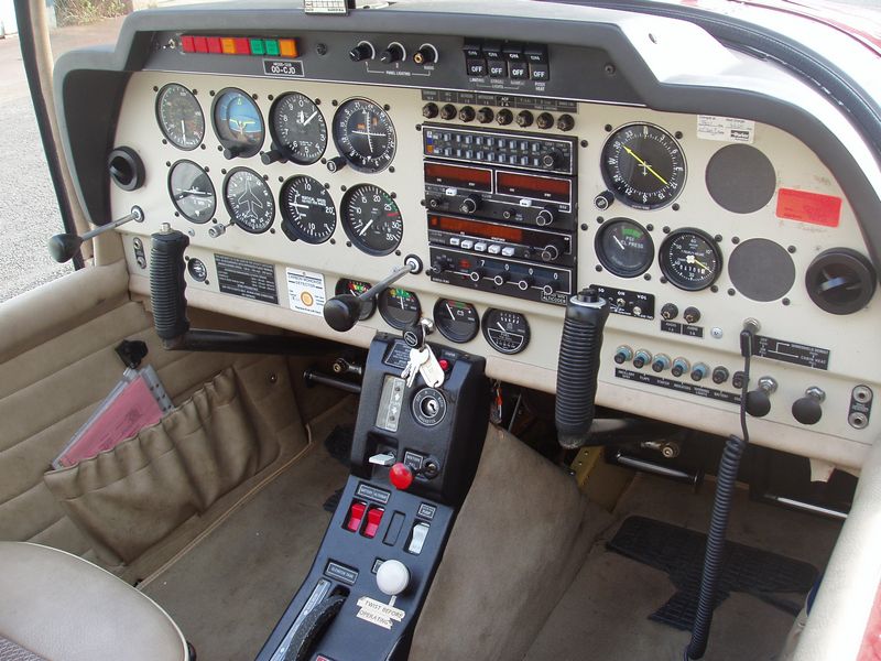 Cockpit OO-CJD - Klik voor grotere afbeelding