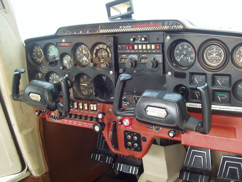 Cockpit OO-PRN - Klik voor grotere afbeelding